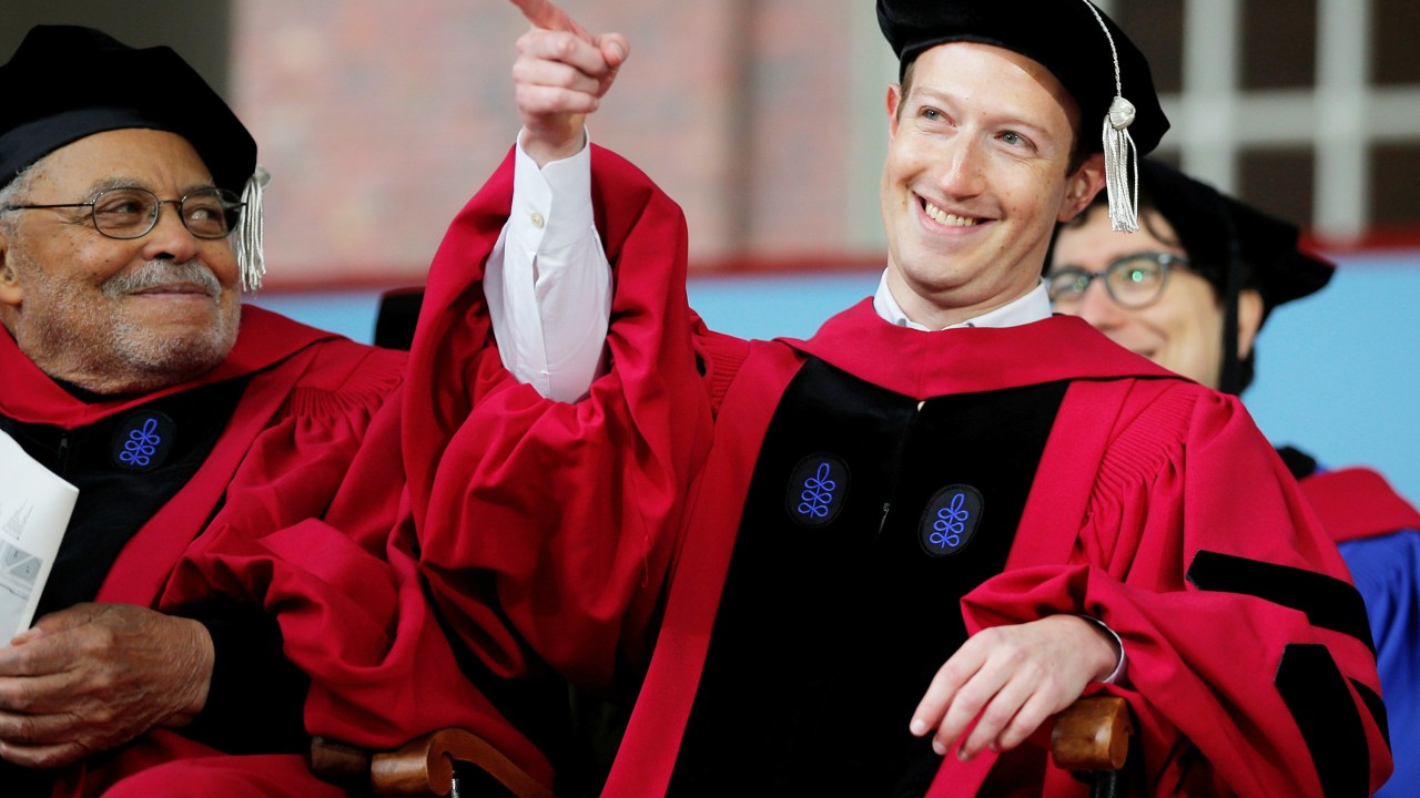 Mark Zuckerberg recebe diploma honorário em Harvard