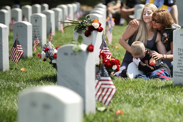 No feriado americano do Memorial Day, Brittany Jacobs e seu filho, Christian de 6 anos, visitam o túmulo do marido de Brittany, o Sargento da Marinha Chris Jacobs, morto em um acidente durante um treinamento na Califórnia em 2011, no Cemitério Nacional de Arlington, na Virgínia - 29/05/2017