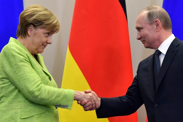A chanceler alemã, Angela Merkel, cumprimenta o presidente russo Vladimir Putin, durante encontro em Sochi, na Rússia