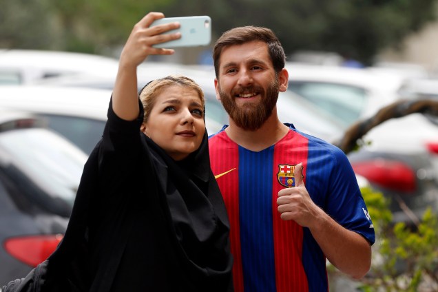 Sósia Lionel Messi, o iraniano Reza Parastesh faz sucesso nas ruas de Teerã por sua semelhança com o craque do Barcelona e da seleção argentina - 08/05/2017