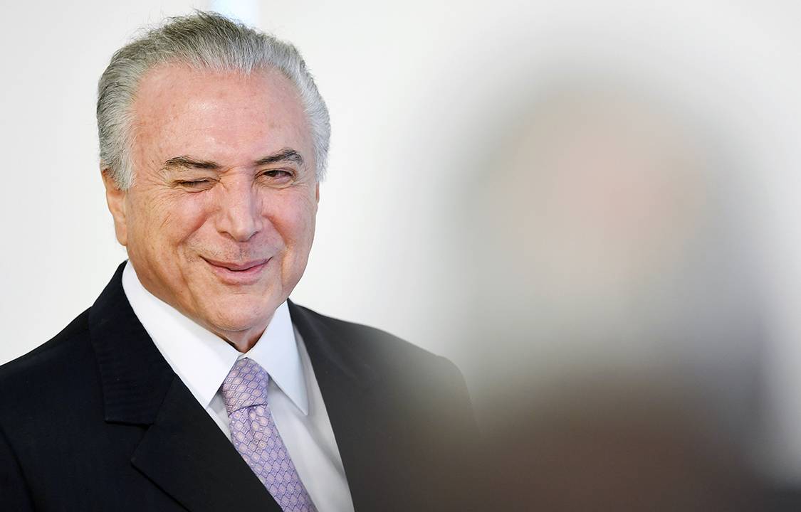Presidente Michel Temer pisca durante evento que regulariza situação de portos no Palácio do Planalto, em Brasília