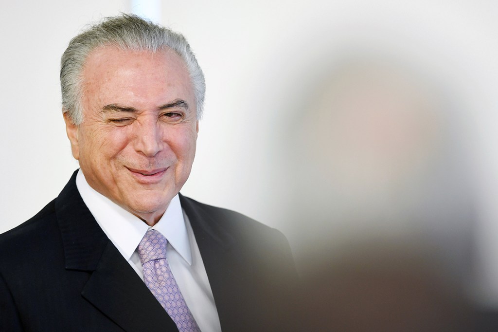Presidente Michel Temer pisca durante evento que regulariza situação de portos no Palácio do Planalto, em Brasília
