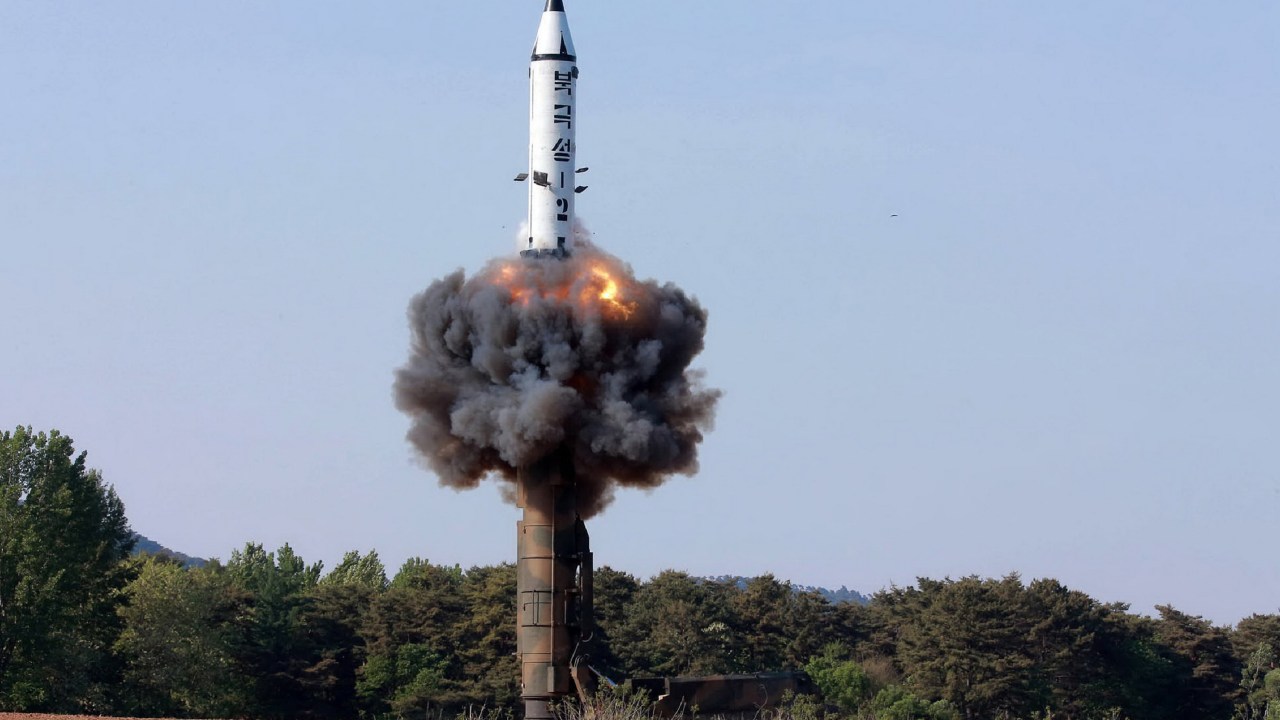 Imagens do dia - Coreia do Norte realiza teste com míssil