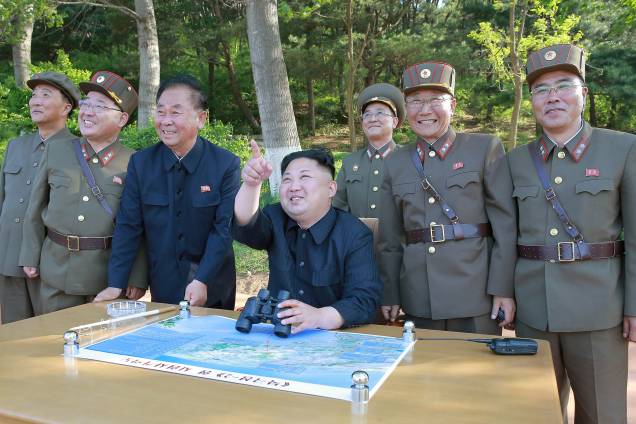 O ditador norte-coreano Kim Jong Un inspeciona o teste de lançamento do míssil balístico de alcance intermediário Pukguksong-2 em imagem divulgada pela Agência Central Coreana de Notícias (KCNA)