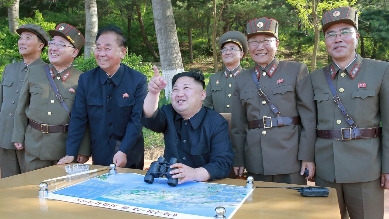 Imagens do dia - Kim Jong-Un inspeciona teste de mísseis