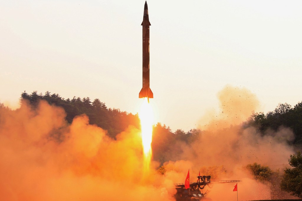 Imagens do dia - Coreia do Norte testa míssil balístico