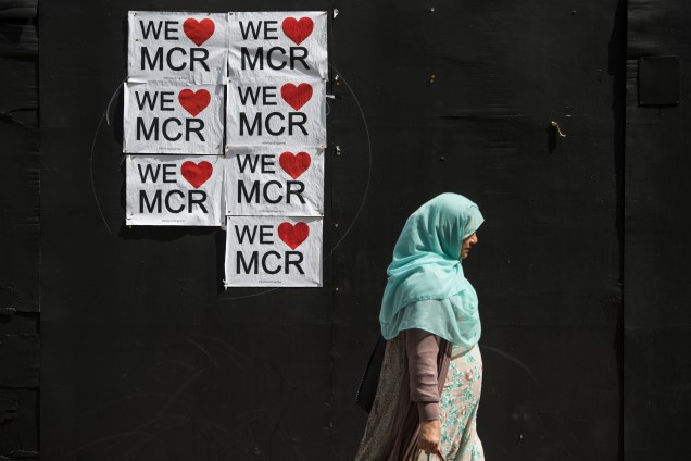 Mulher vestindo hijab caminha em frente a Manchester Arena, na Inglaterra - 31/05/2017
