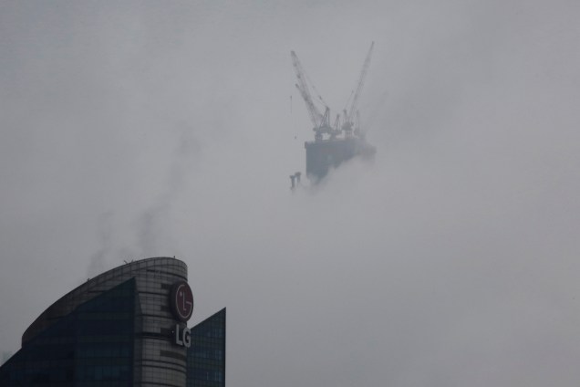 Canteiro de obras do China Zun, planejado para ser o edifício mais alto de Pequim, é retratado em um dia chuvoso na capital chinesa - 22/05/2017