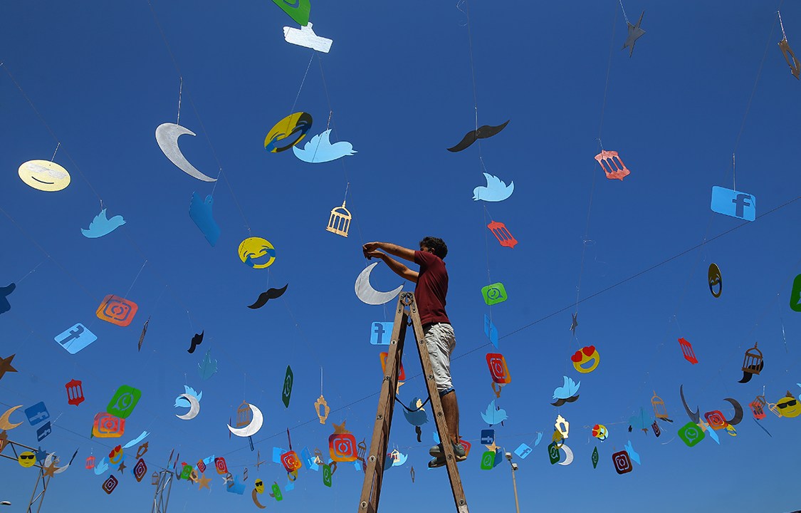 Artista finaliza preparativos para a cerimônia de início do mês do Ramadan, na Palestina