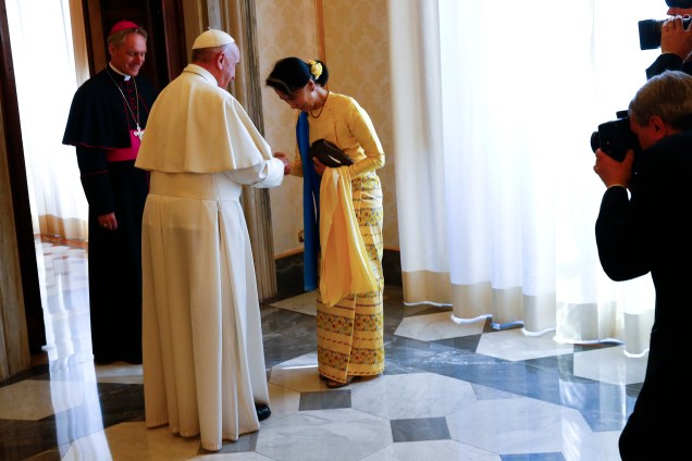 A conselheira de Estado e ministra das Relações Exteriores de Mianmar, Aung San Suu Kyi, encontra-se com o papa Francisco durante audiência privada no Vaticano - 04/05/2017