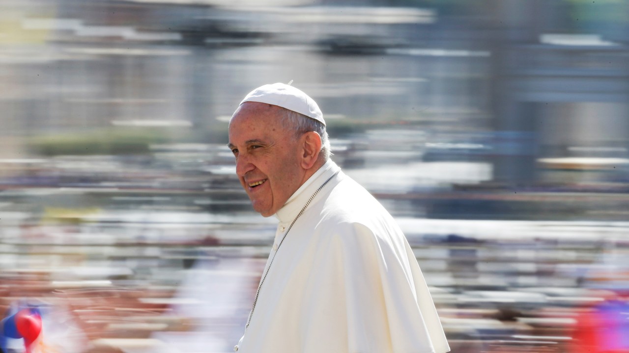 Imagens do dia - Papa Francisco chega para audiência no Vaticano
