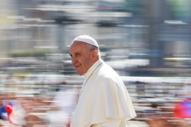 Papa Francisco chega para conduzir a audiência geral semanal na praça de São Pedro no Vaticano - 17/05/2017