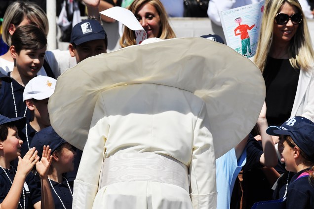 Vento levanta o manto do Papa Francisco após a celebração semanal na Praça de São Pedro, no Vaticano - 31/05/2017