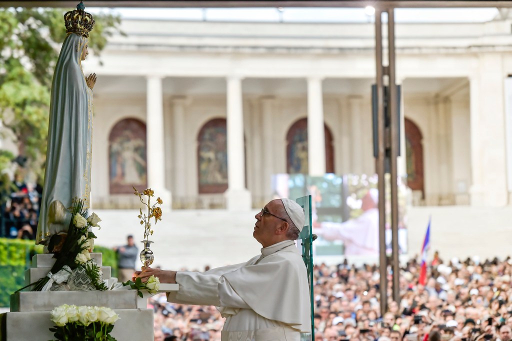 Imagens do dia - Papa Francisco faz orações em Fátima, Portugal