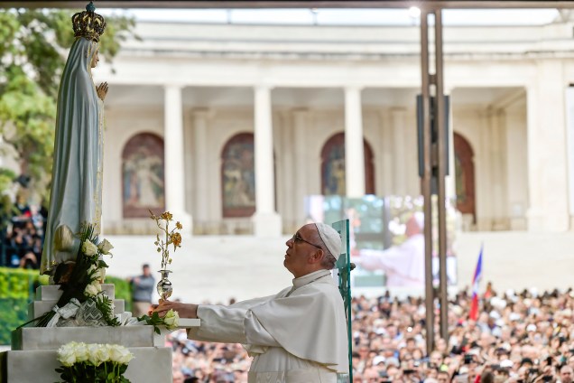 Papa Francisco faz uma oração em frente à imagem de Nossa Senhora de Fátima na Capela das Aparições no Santuário de Nossa Senhora de Fátima em Portugal - 12/05/2017