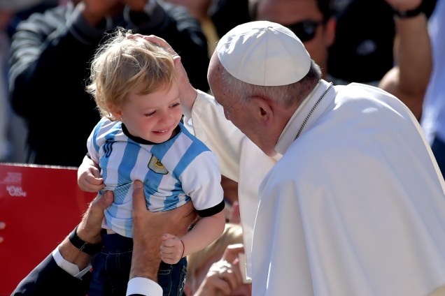 Papa Francisco abençoa uma criança vestida com a camisa da seleção argentina em sua chegada na praça de São Pedro para sua audiência semanal, no Vaticano - 03/05/2017