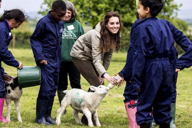 Kate Middleton, Duquesa de Cambridge, visita o projeto "Fazenda para Crianças", que busca aproximar os pequenos da natureza através de uma semana de trabalho em uma fazenda - 03/05/2017