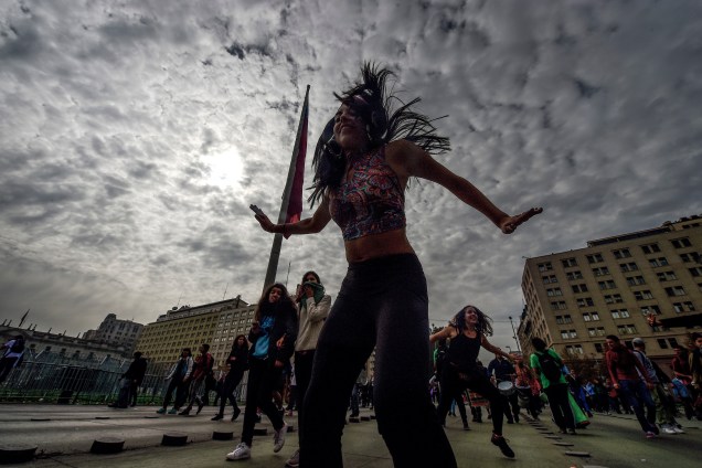 Estudantes dançam durante um protesto contra a reforma educacional em Santiago, no Chile - 09/05/2017