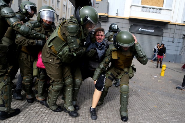 Manifestante é detido pela polícia durante marcha de estudantes contra a reforma educacional proposta pelo governo em Santiago no Chile - 09/05/2017