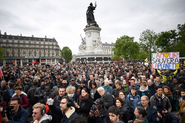 Pessoas se reúnem na Praça da República durante manifestação convocada pelo coletivo "Front Social" e sindicatos um dia depois da eleição presidencial francesa - 08/05/2017