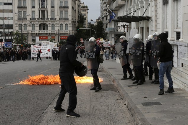 Manifestantes entram em choque com a polícia durante uma greve geral de 24 horas contra as medidas de austeridade do governo em Atenas, na Grécia - 17/05/2017
