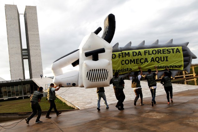 Manifestantes do Greenpeace protestam em frente ao Congresso Nacional em Brasília, na manhã desta terça-feira (16), contra as Medidas Provisórias 756 e 758 - 16/05/2017