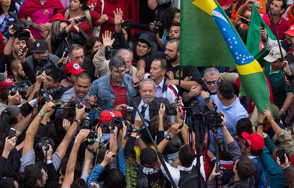 Militantes cercam o ex-presidente Luiz Inácio Lula da Silva, réu na Lava Jato, na sua chegada ao prédio da Justiça Federal, em Curitiba