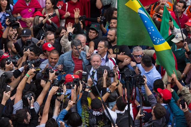 Militantes cercam o ex-presidente Luiz Inácio Lula da Silva, réu na Lava Jato, na sua chegada ao prédio da Justiça Federal, em Curitiba - 10/05/2017