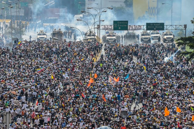 Manifestantes de oposição marcham ao longo da rodovia Francisco Fajardo, durante protesto contra o presidente Nicolás Maduro em Caracas, na Venezuela - 10/05/2017