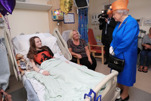 Rainha Elizabeth visita a adolescente Millie Robson, um das vítimas do atentado terrorista durante show da cantora Ariana Grande, no hospital de crianças de Manchester, na Inglaterra - 25/05/2017
