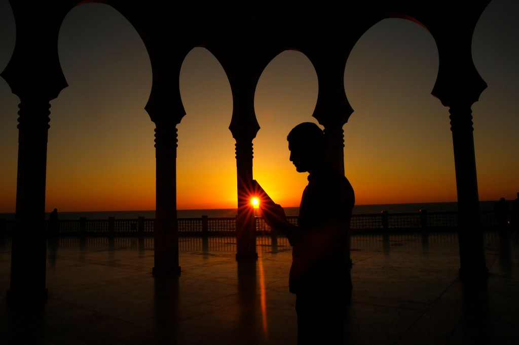 Religioso lê o Corão em um mosteiro em referência ao Ramadan, mês sagrado celebrado em jejum pelos palestinos, em Gaza