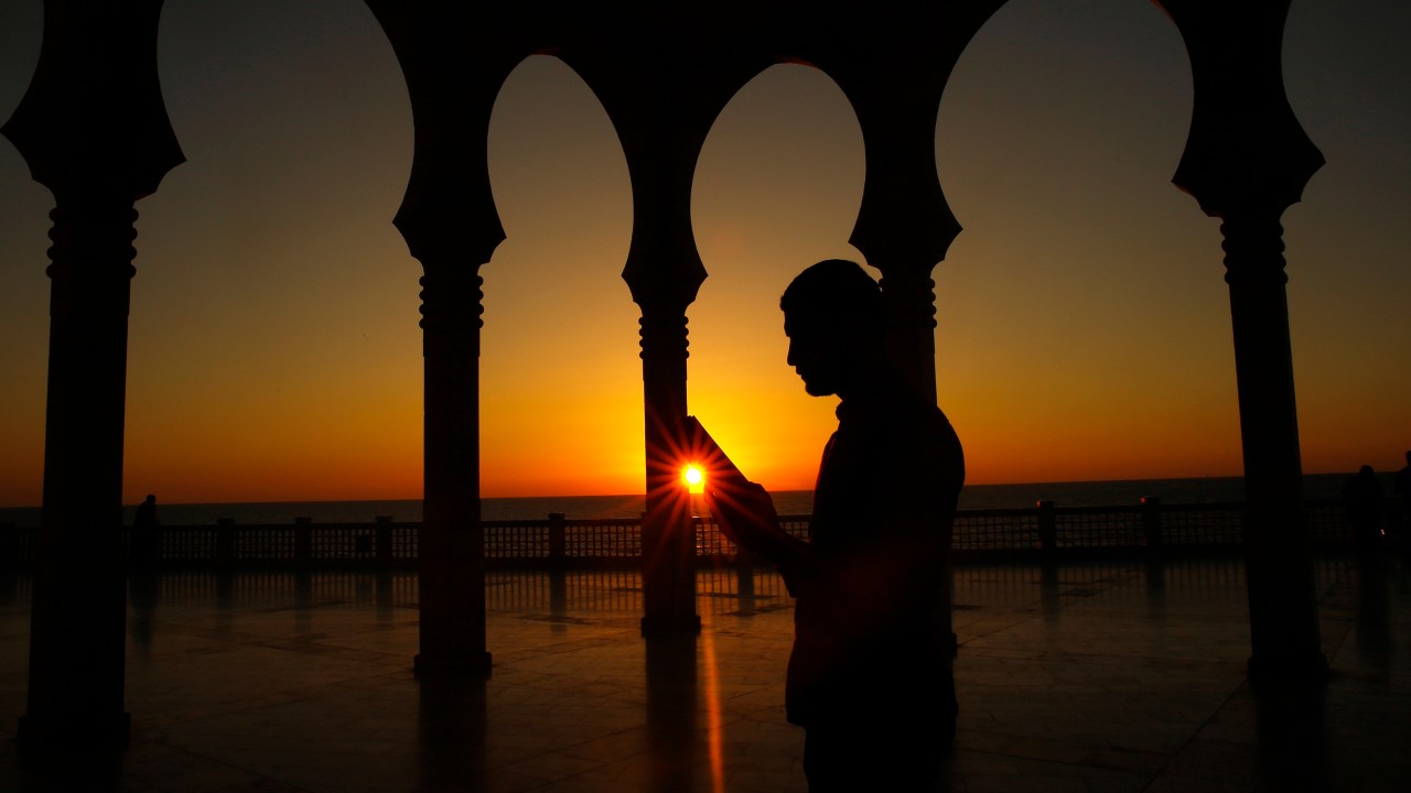 Religioso lê o Corão em um mosteiro em referência ao Ramadan, mês sagrado celebrado em jejum pelos palestinos, em Gaza