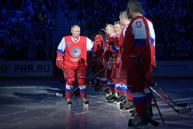 Presidente da Rússia, Vladimir Putin, participa de time de róquei em evento da Nicht League, em Sochi, na Rússia