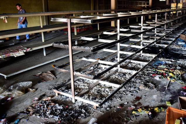 Protestos contra o governo de Nicolás Maduro deixam supermercado destruído em Valência, estado de Carabobo na Venezuela - 05/05/2017