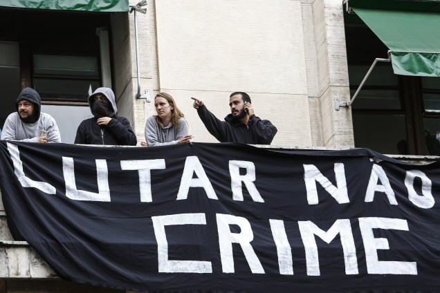 Movimentos sociais contrários às ações da gestão Doria na Cracolândia ocupam prédio da Secretaria Municipal de Direitos Humanos, no centro de São Paulo - 25/05/2017