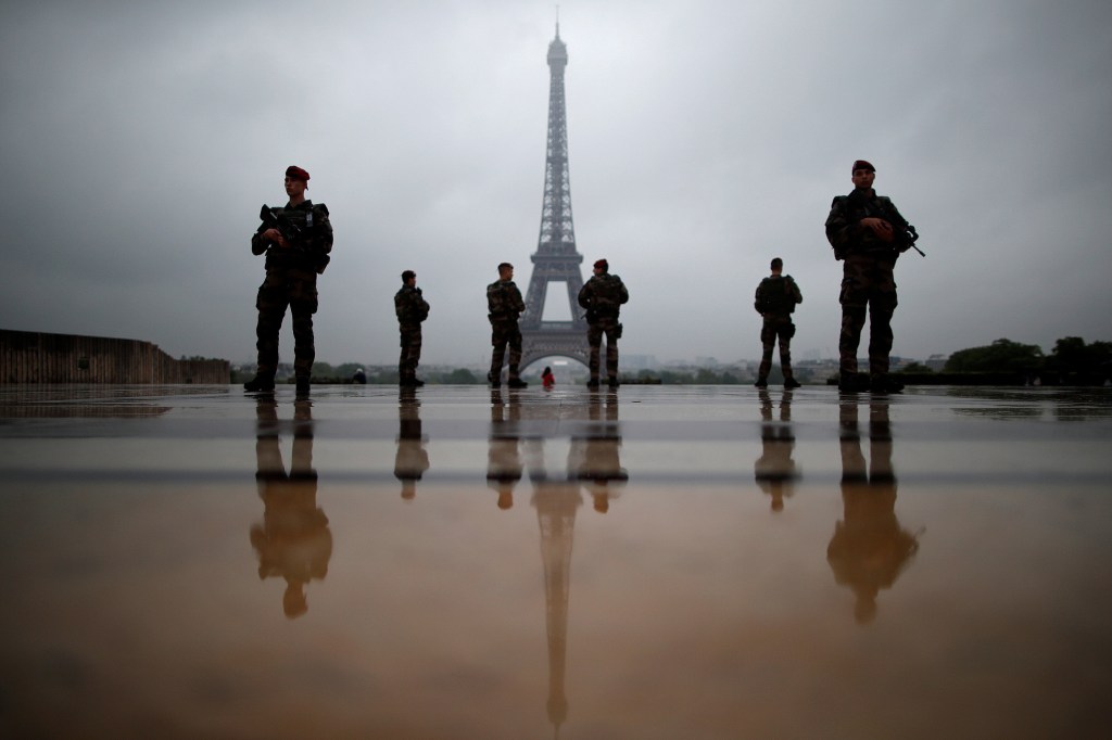 Imagens do dia - Soldados patrulham a Torre Eiffel na França