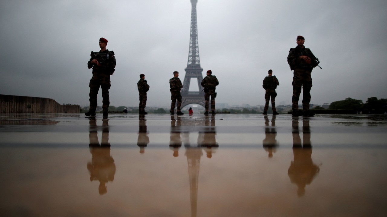 Imagens do dia - Soldados patrulham a Torre Eiffel na França