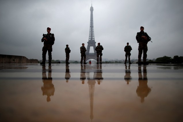 Soldados patrulham os arredores da Torre Eiffel como parte do plano de segurança 'Sentinelle' em Paris, na França - 03/05/2017