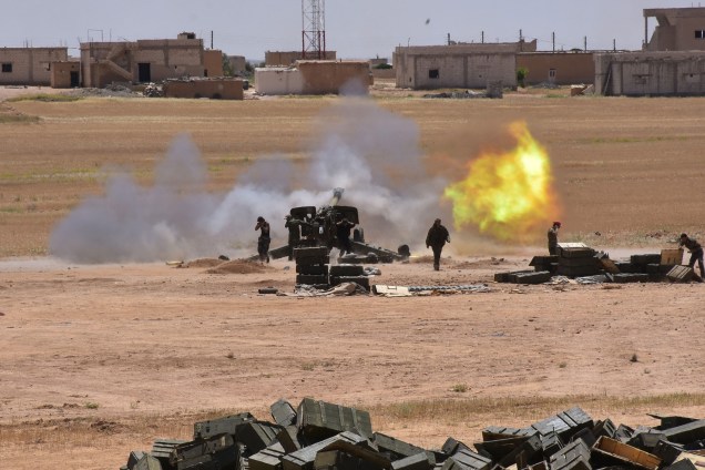 Forças do governo sírio usam artilharia durante batalha contra o Estado Islâmico na cidade de Maskana - 16/05/2017