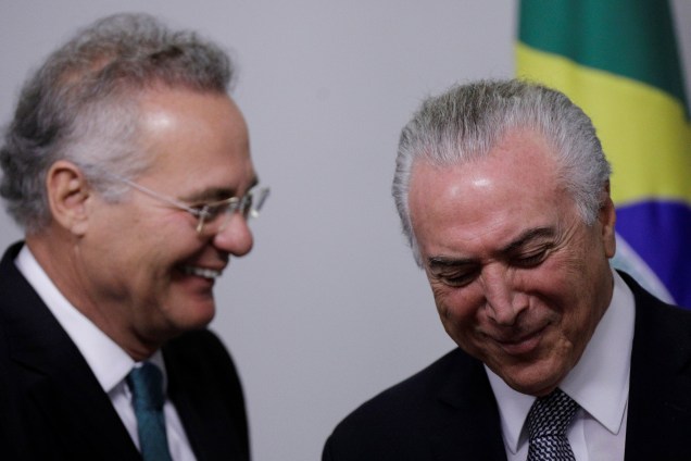 Presidente Michel Temer sorri ao lado do senador Renan Calheiros, durante reunião com líderes do Senado Federal no palácio do Planalto, em Brasília - 09/05/2017