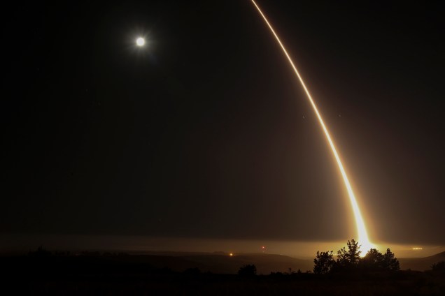Um feixe de luz é visto no céu durante teste militar dos Estados Unidos com o um míssil balístico intercontinental desarmado (ICBM) na Base Aérea Vandenberg, ao noroeste de Los Angeles, Califórnia - 03/05/2017