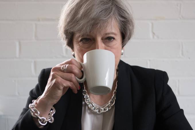 Theresa May visita instiruição de caridade em Londres