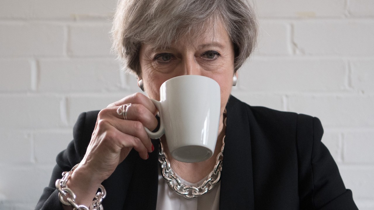 Imagens do dia - Theresa May visita instiruição de caridade em Londres