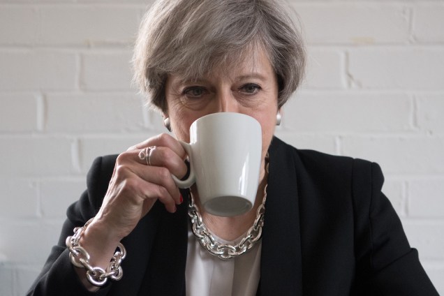 A primeira-ministra inglesa, Theresa May toma chá enquanto conversa com jovens ativistas durante visita à instituição de caridade Young Minds, em Londres, na Inglaterra - 11/05/2017