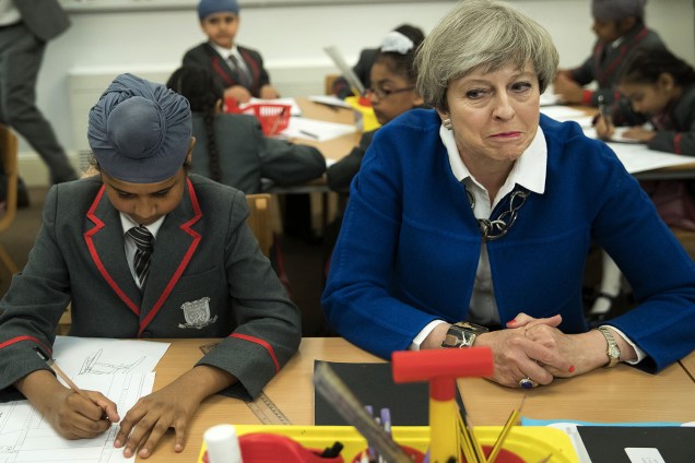 A primeira-ministra britânica, Theresa May visita alunos em uma escola em Birmingham, no Reino Unido - 16/05/2017