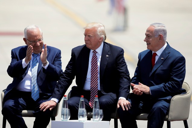 O presidente dos Estados Unidos, Donald Trump, ao lado do primeiro-ministro israelense, Benjamin Netanyahu e do presidente de Israel, Reuven Rivlin, durante cerimônia de boas-vindas após sua chegada ao aeroporto internacional de Ben Gurion em Lod, em Tel Aviv - 22/05/2017