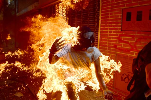 Manifestante é incendiado durante confronto com a polícia em protesto da oposição ao presidente Nicolás Maduro, em Caracas, na Venezuela - 03/05/2017
