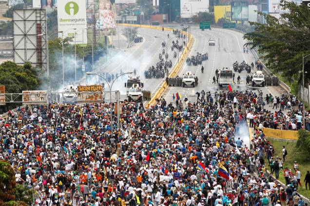 Manifestantes da oposição ao Presidente Nicolás Maduro entram em confronto com a polícia durante protesto em Caracas, na Venezuela - 03/05/2017