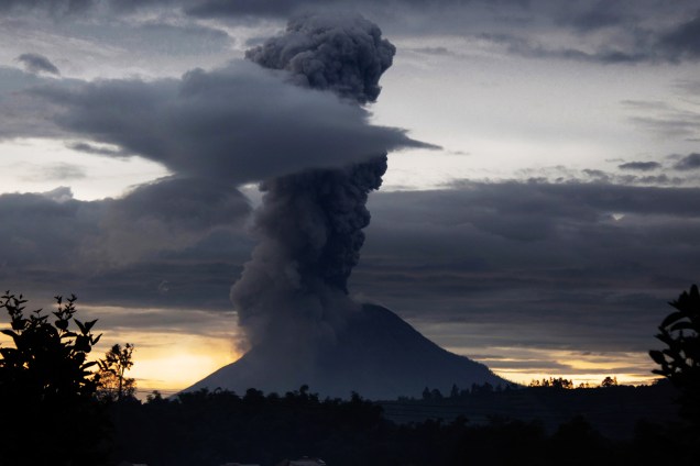 O vulcão do Monte Sinabung expele cinzas vulcânicas em imagem registrada a partir da vila de Brastagi, na Indonésia - 24/05/2017