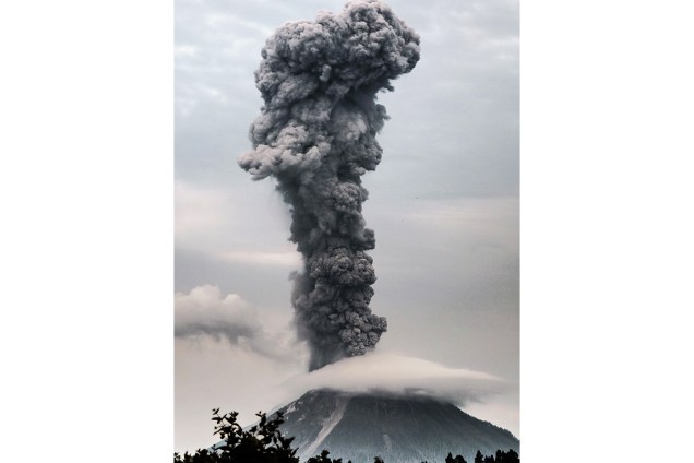 O vulcão do Monte Sinabung expele cinzas vulcânicas em imagem registrada a partir da vila de Brastagi, na Indonésia - 30/05/2017